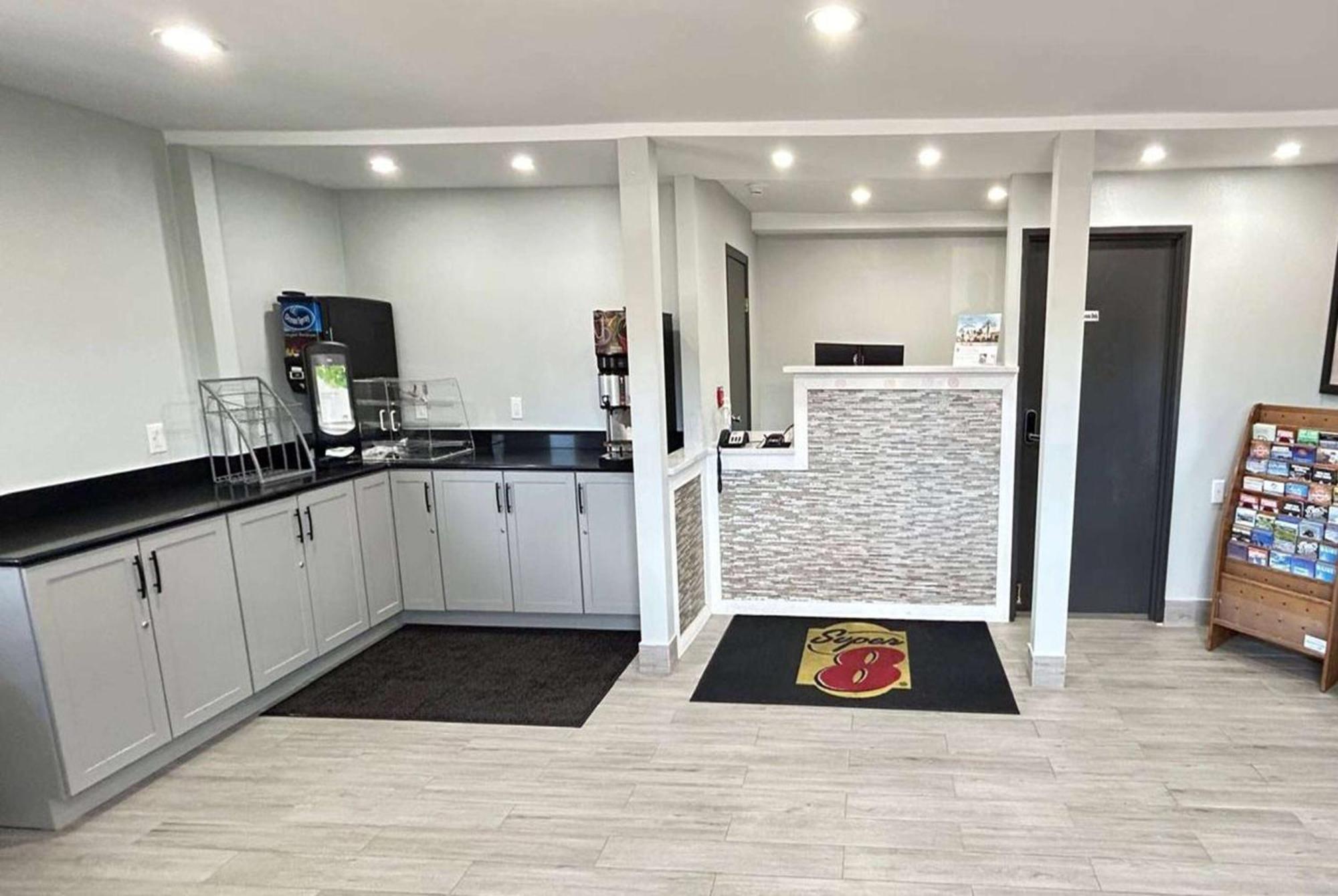 Super 8 By Wyndham Lewiston Auburn Area Hotel Екстериор снимка